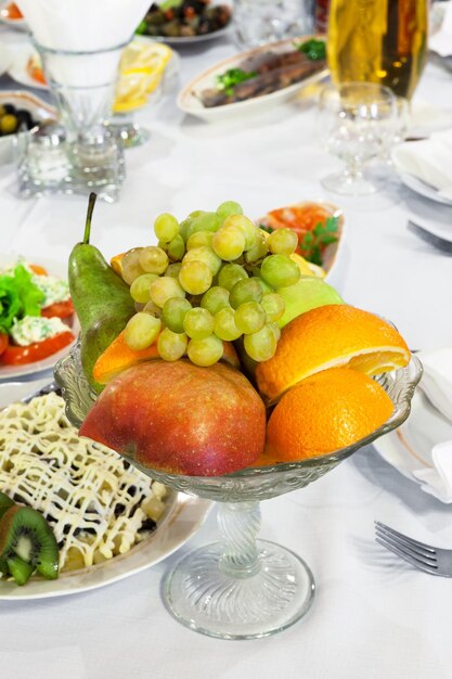 Foto fruta en la mesa navideña