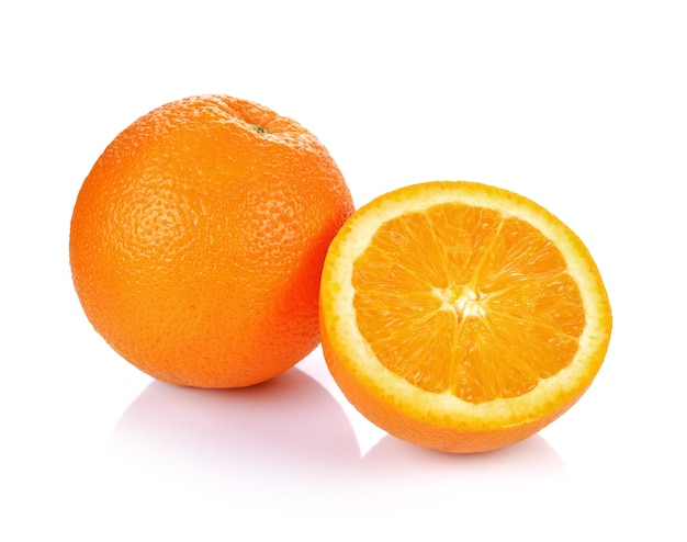 Fruta naranja aislada en blanco