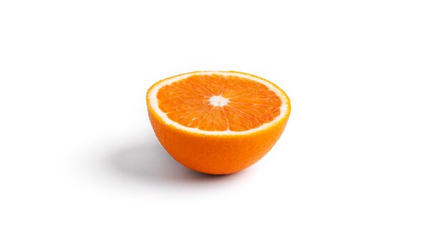 Fruta naranja aislada sobre fondo blanco. Foto de alta calidad