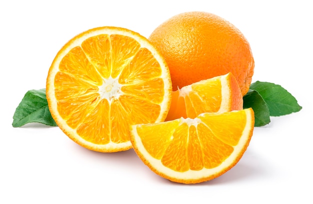 Fruta naranja aislada sobre fondo blanco