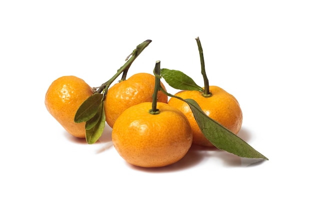 Fruta de naranja aislada sobre fondo blanco