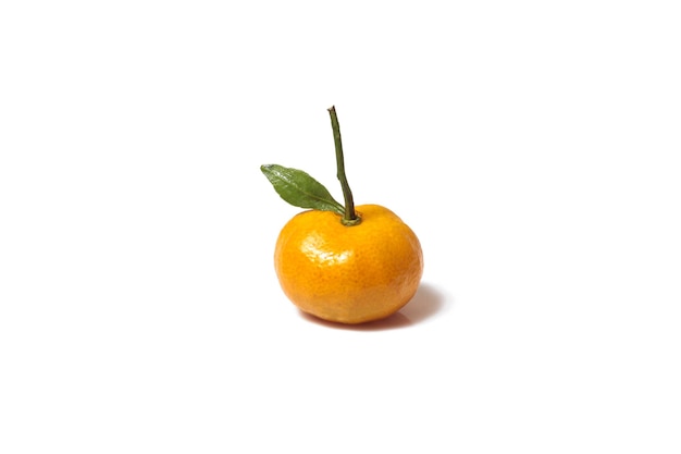 Fruta de naranja aislada sobre fondo blanco