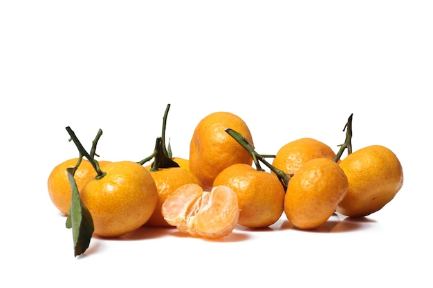 Fruta de naranja aislada sobre fondo blanco