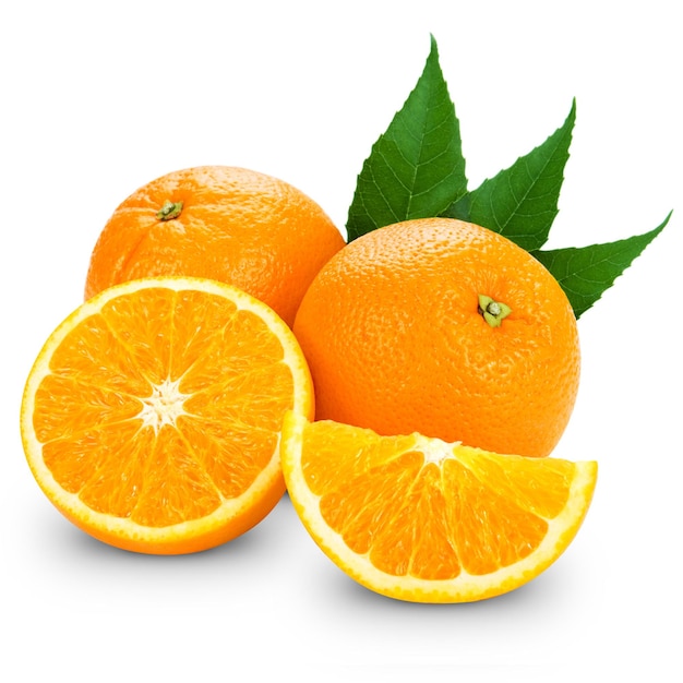 Fruta de naranja aislada sobre fondo blanco