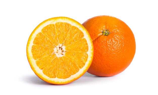 Fruta naranja aislada sobre fondo blanco