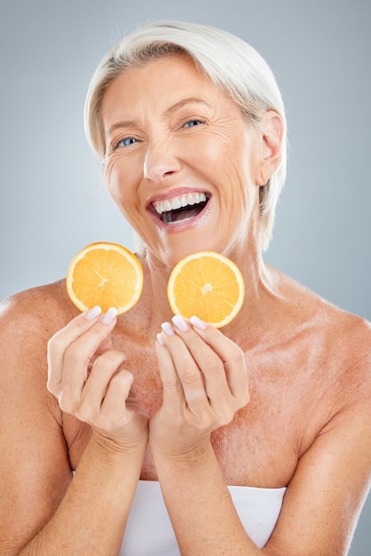 Fruta naranja y anciana con una sonrisa feliz por la belleza de la piel, bienestar y vida saludable Retrato de una persona mayor con felicidad por la nutrición, alimentos saludables y dieta orgánica para el cuidado de la piel