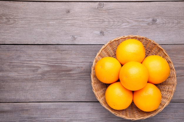 Fruta naranja en cesta