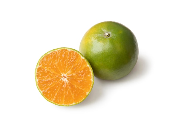 Fruta de naranja clementina o mandarina y cortada por la mitad en rodajas
