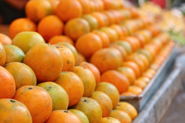 fruta de naranja en la comida de la calle