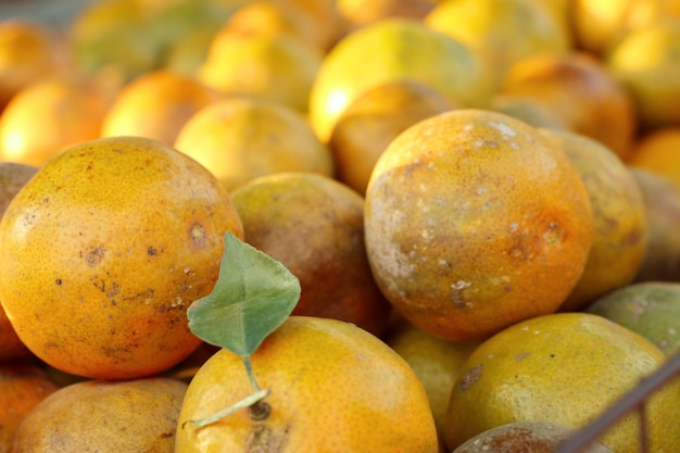 fruta de naranja en la comida de la calle