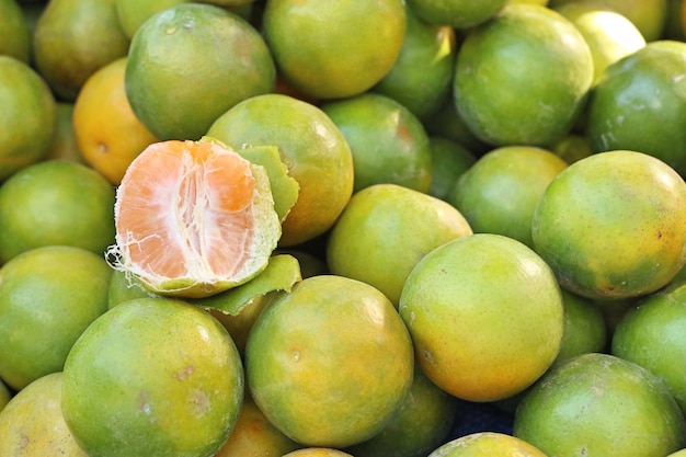 fruta de naranja en la comida de la calle