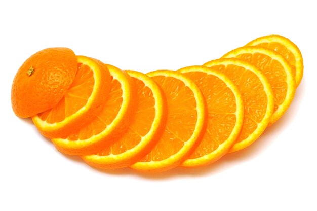 Fruta naranja entera y sus segmentos o cantles aislados en el recorte de fondo blanco. Un alimento sano y nutritivo para la salud después del entrenamiento deportivo para quemar grasas. Endecha plana, vista superior