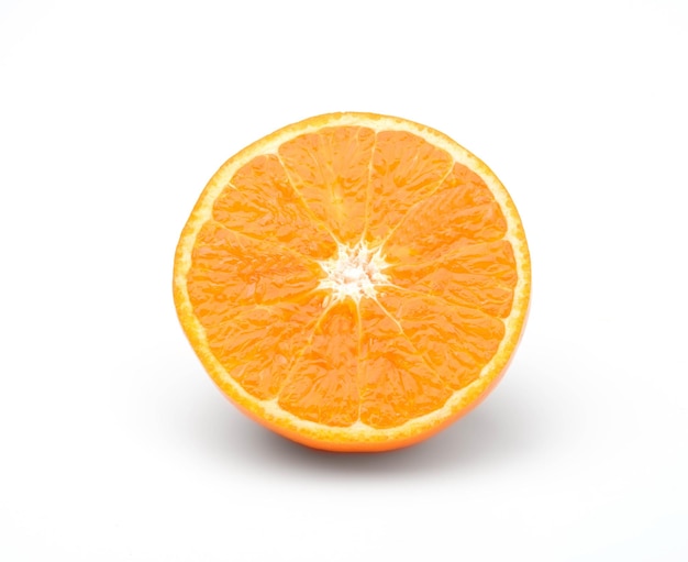 Fruta naranja fresca aislado sobre fondo blanco.