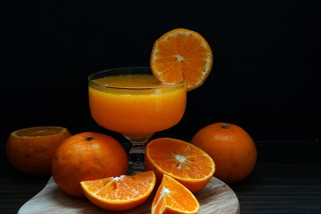 Fruta de naranja fresca hacer jugo de naranja en un vaso