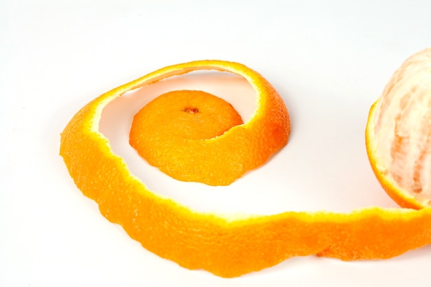 Fruta naranja fresca sobre fondo blanco aislado