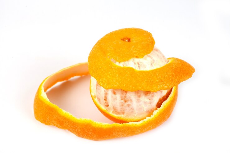 Fruta naranja fresca sobre fondo blanco aislado