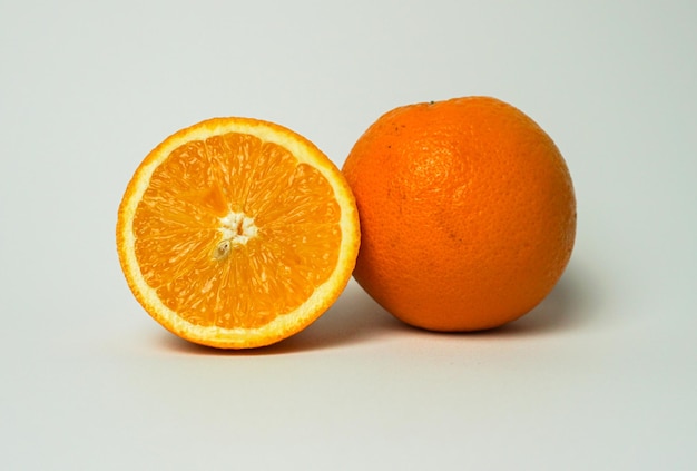 Fruta naranja fresca sobre un fondo blanco.