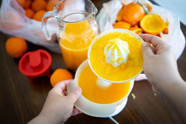 Foto la fruta de naranja fresca de verano se exprime en la cocina