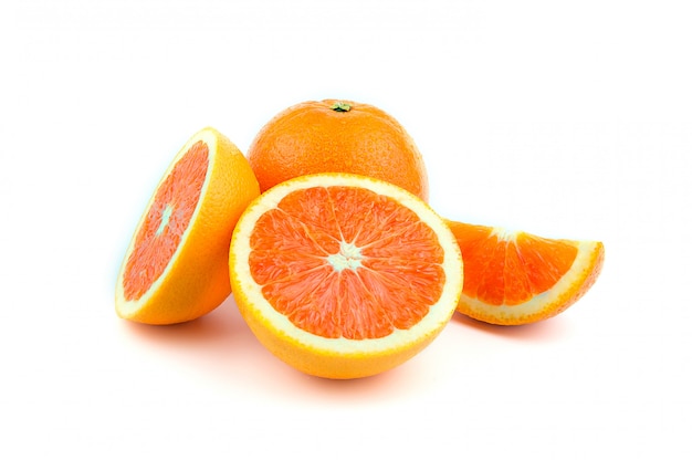 Fruta naranja con gota de agua aislada sobre fondo blanco.