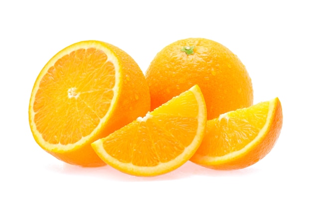 Fruta naranja con gotas de agua sobre fondo blanco.