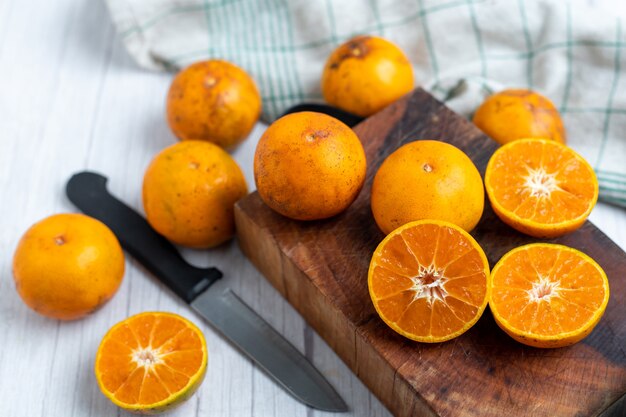 Fruta naranja en madera. Mandarinas. Naranjas mandarinas. Naranjas Vang Vieng. Fruta naranja fresca. Frutas sanas.