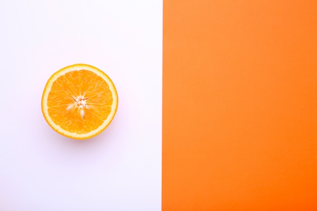 Foto fruta naranja madura en un fondo colorido