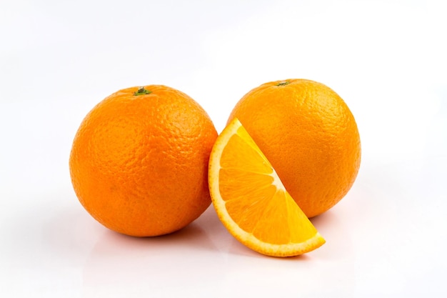 Foto fruta naranja madura sobre fondo blanco rebanada de naranja redonda