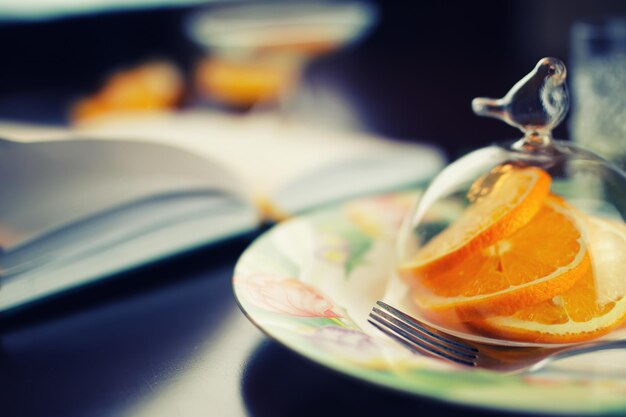 Fruta naranja en plato