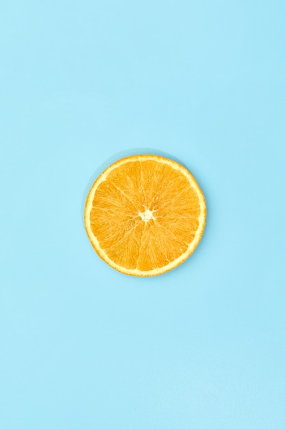 Fruta naranja rebanada madura. Estilo minimalista. vista superior