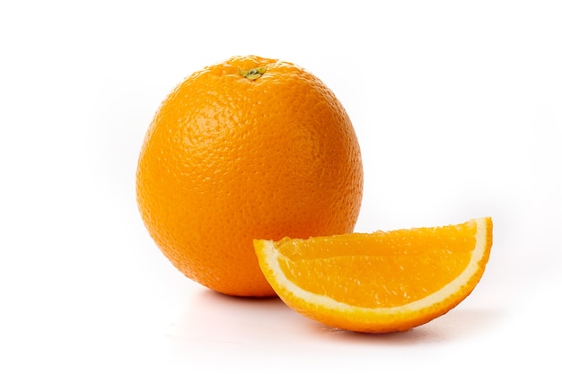 Una fruta de naranja con rodajas de naranja aislado sobre fondo blanco.