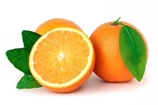 Fruta naranja con rodajas de naranja y hojas aisladas