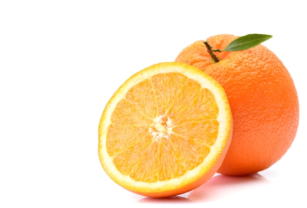 Fruta naranja sobre blanco