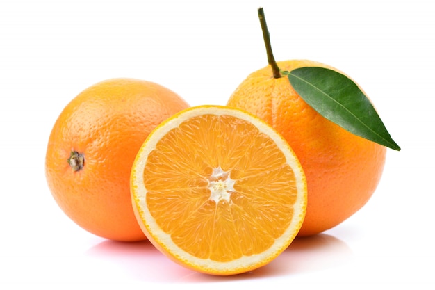 Fruta naranja sobre blanco
