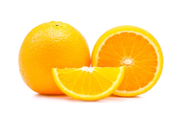 Fruta naranja sobre blanco.