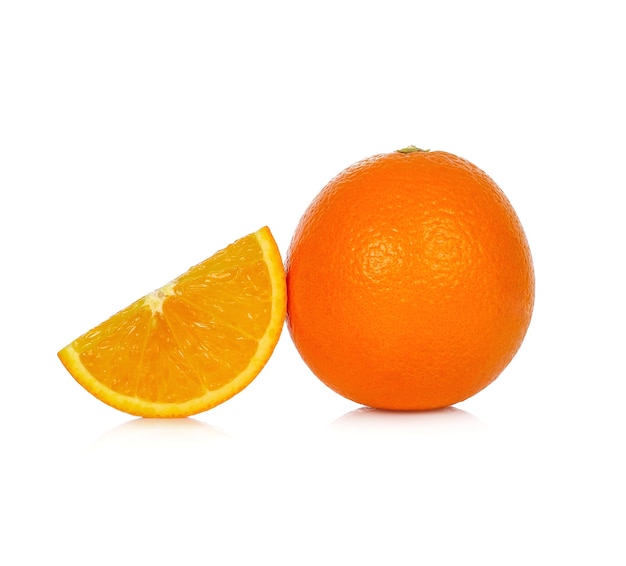 Fruta naranja sobre blanco