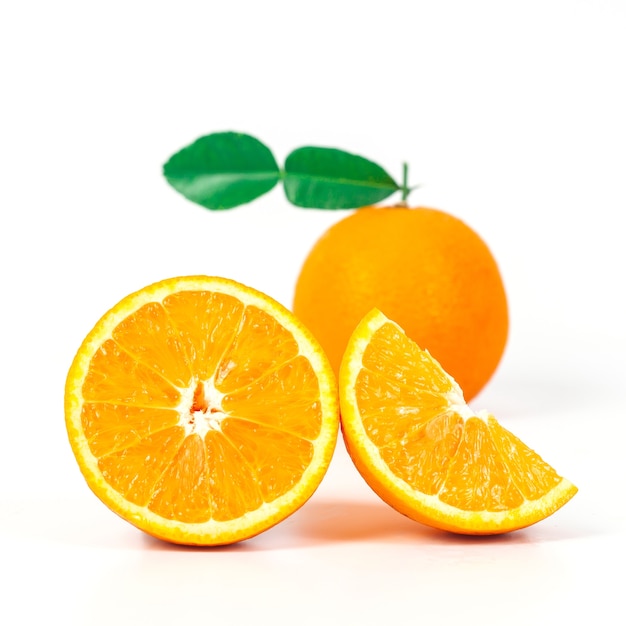 fruta naranja sobre fondo blanco aislado