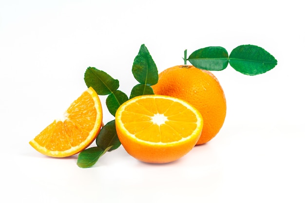 fruta naranja sobre fondo blanco aislado