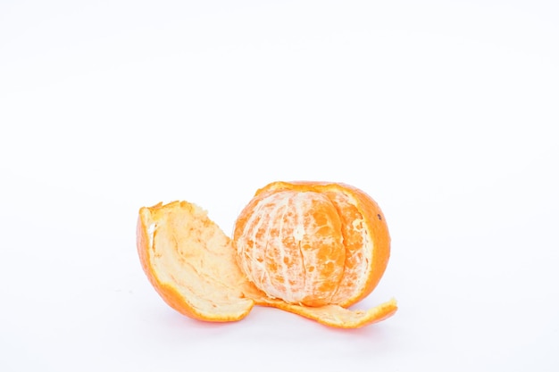 Foto fruta de naranja sobre fondo blanco