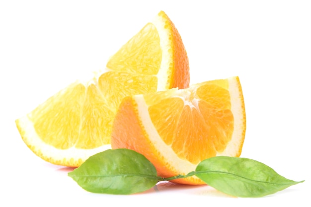 Fruta naranja sobre un fondo blanco.