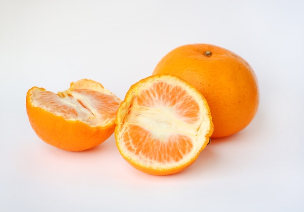 Fruta naranja sobre fondo blanco