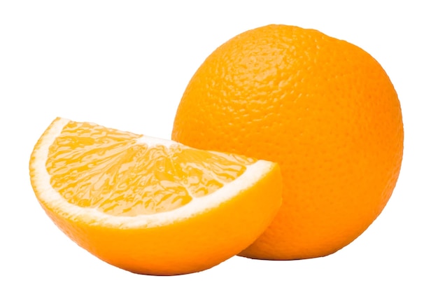 Fruta naranja sobre fondo blanco.