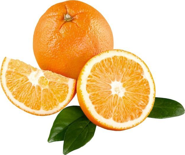 Una fruta naranja sobre fondo blanco.