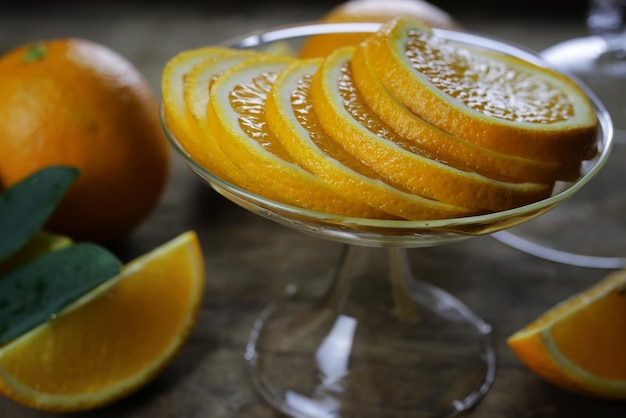 Fruta naranja sobre fondo de madera