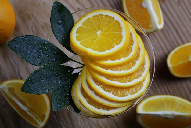 Fruta naranja sobre fondo de madera