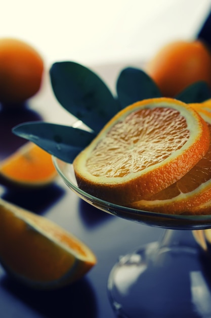 Fruta naranja sobre fondo de madera