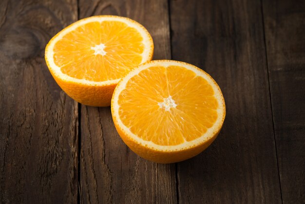 fruta naranja sobre madera