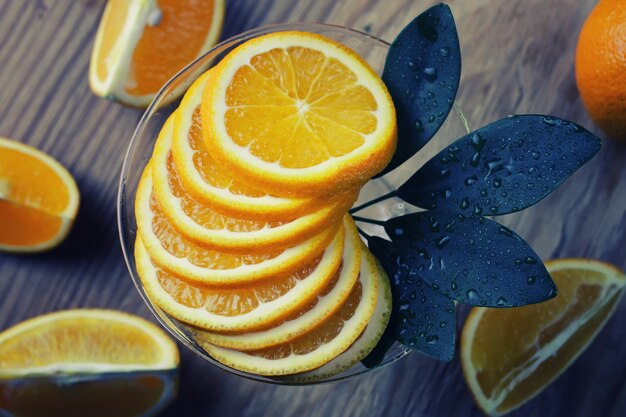 Fruta naranja tonificada sobre fondo de madera