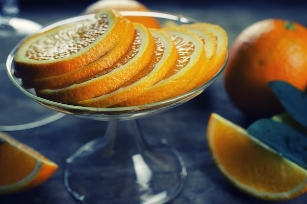 Fruta naranja tonificada sobre fondo de madera