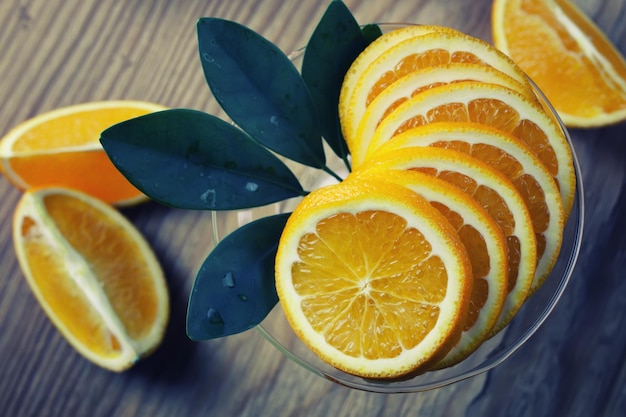 Fruta naranja tonificada sobre fondo de madera