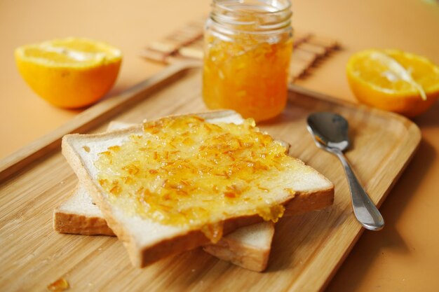 Foto fruta naranja untada en un pan en la mesa